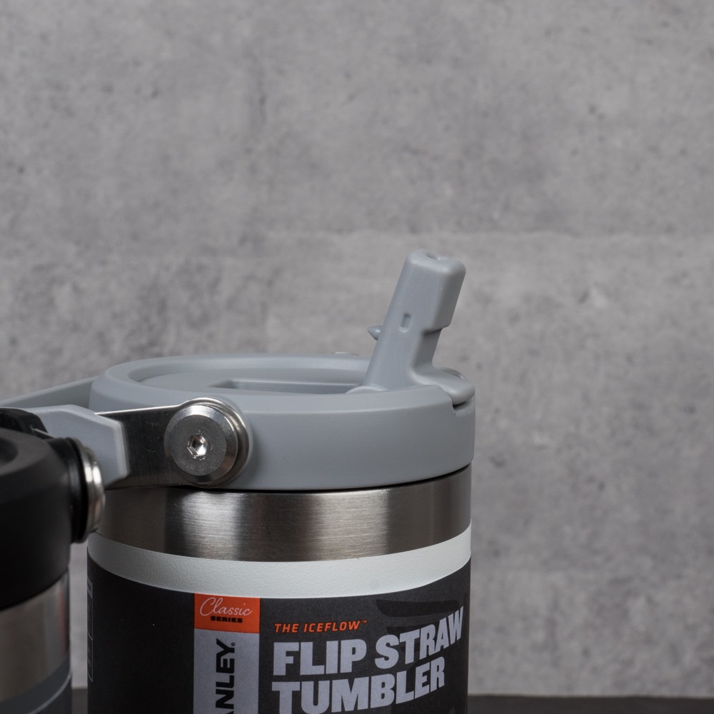 Bật nắp, uống và khóa lại chỉ bằng một ngón tay