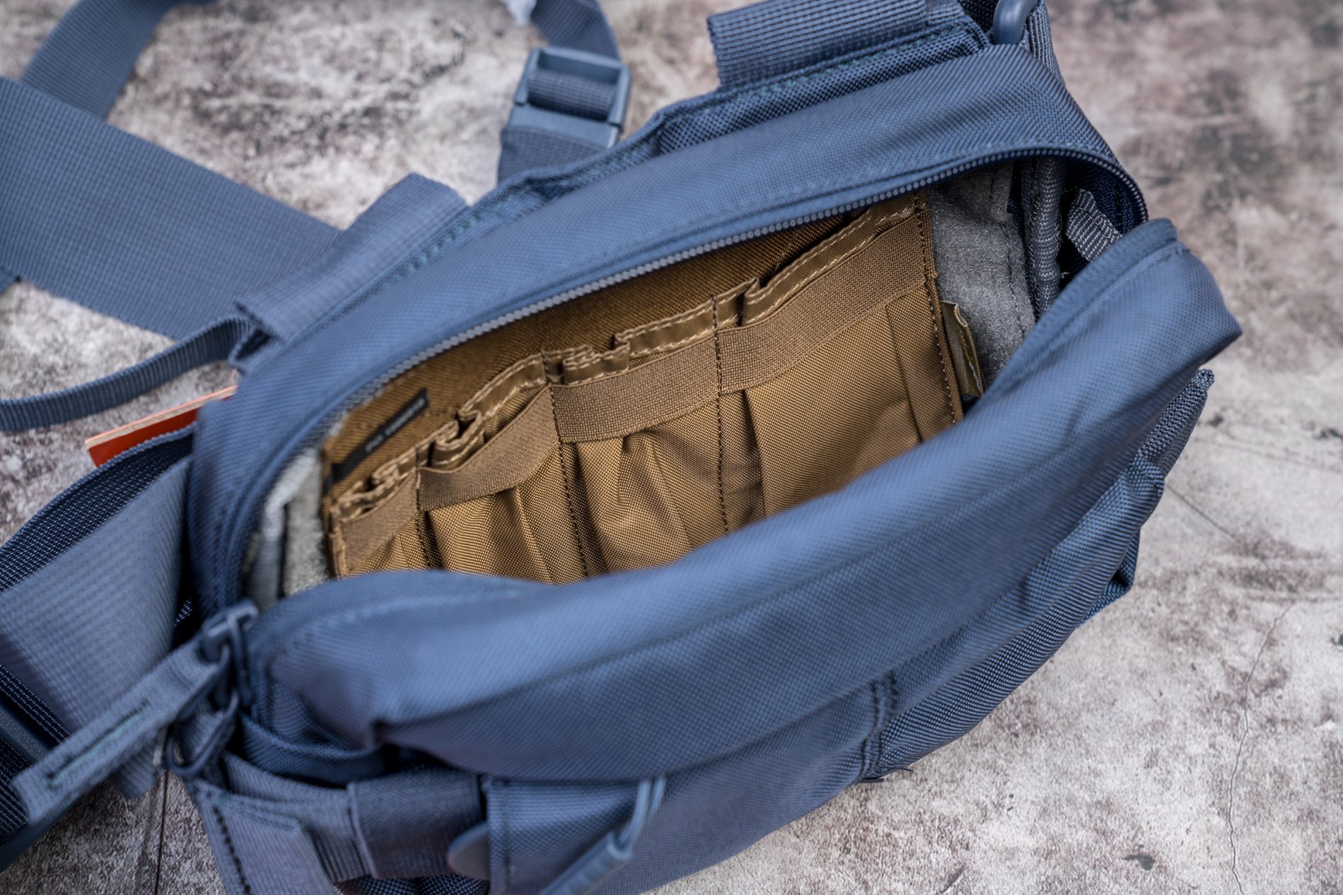 Dải gai dán Velcro bân trong ngăn chính để custom panel insert tùy ý