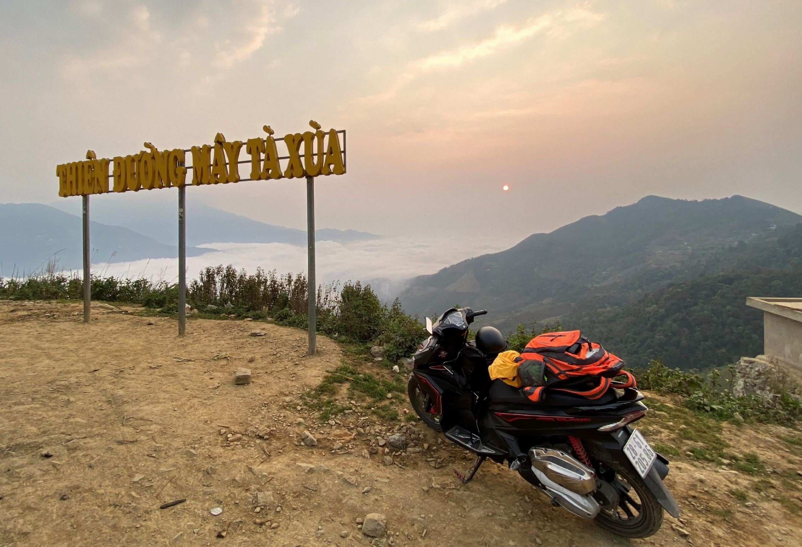 Xe máy là phương tiện được nhiều bạn trẻ lựa chọn khi phượt Tà Xùa Xe máy là phương tiện được nhiều bạn trẻ lựa chọn khi phượt Tà Xùa