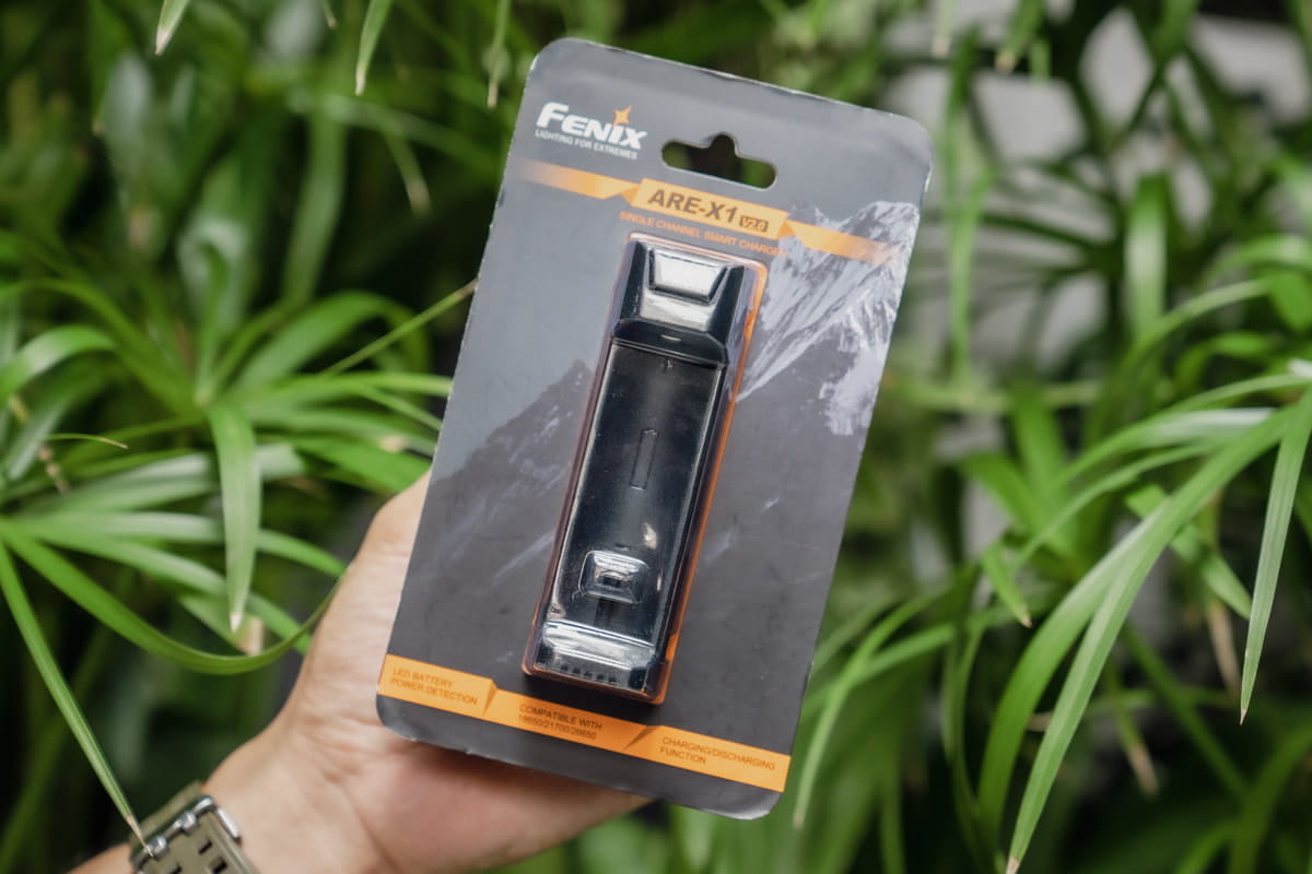 Fenix ARE-X1 V2.0 có khả năng tận dụng luôn pin Li-ion như 1 trạm sạc dự phòng Fenix ARE-X1 V2.0 có khả năng tận dụng luôn pin Li-ion như 1 trạm sạc dự phòng