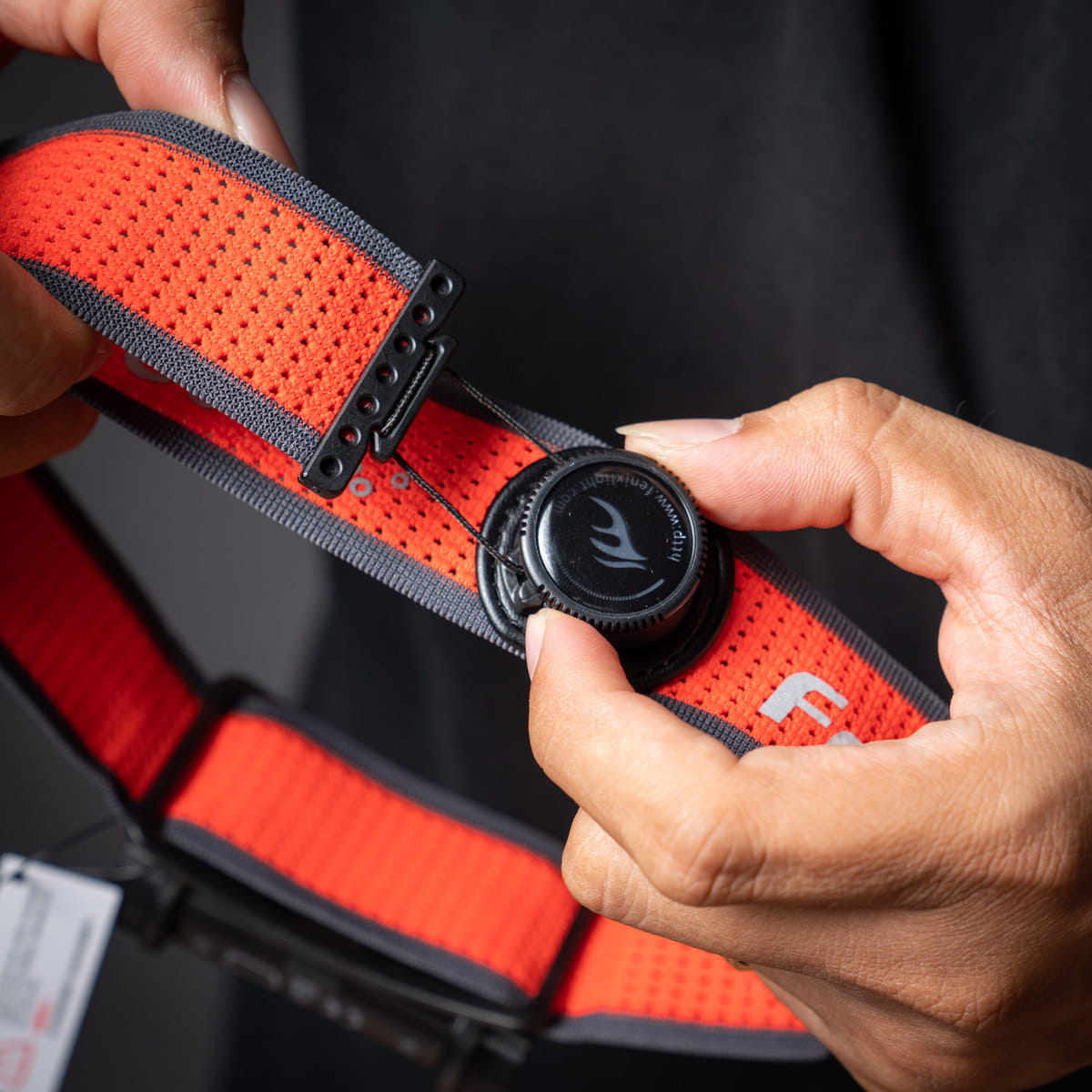 Bộ dây đeo đầu có chất liệu co dãn tốt nhưng vẫn phải đảm bảo sự chắc chắn khi đeo, không làm đèn bị xê dịch, lỏng lẻo