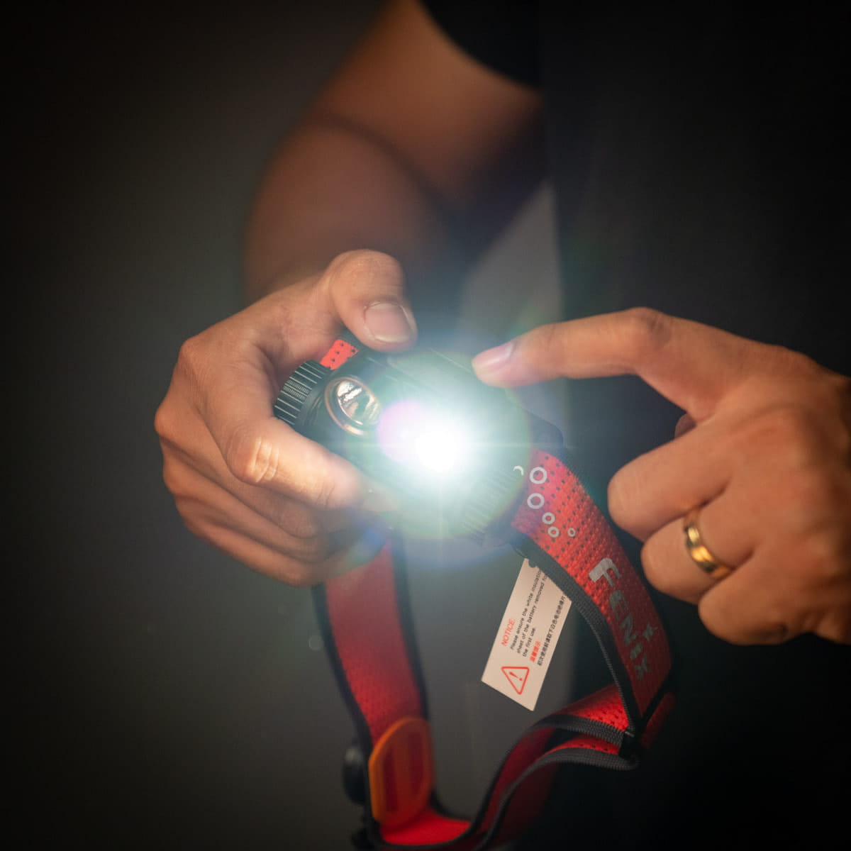 Đèn đội đầu có chế độ nháy đỏ có thể phát tín hiệu cảnh báo, nhận diện ở tầm xa, đánh dấu địa điểm, vị trí Bo ba den pin doi dau chay bo tot nhat 2023