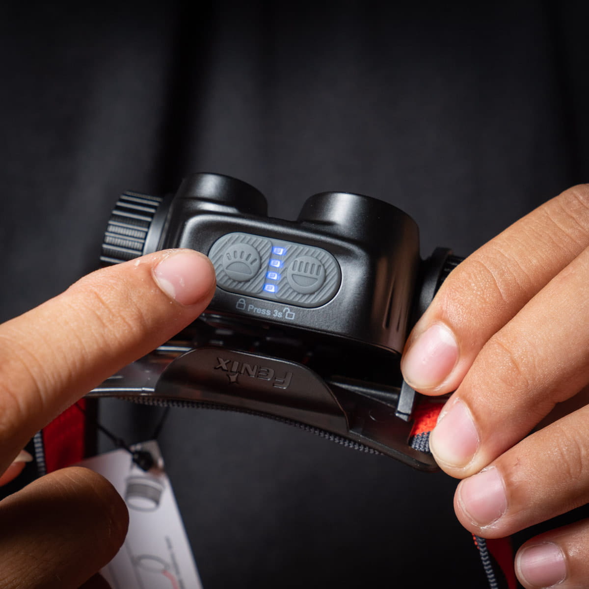 Chế độ sáng đơn giản, dễ nhớ. Công tắc được bố trí dễ thao tác để lựa chọn. bo 3 den pin doi dau fenix