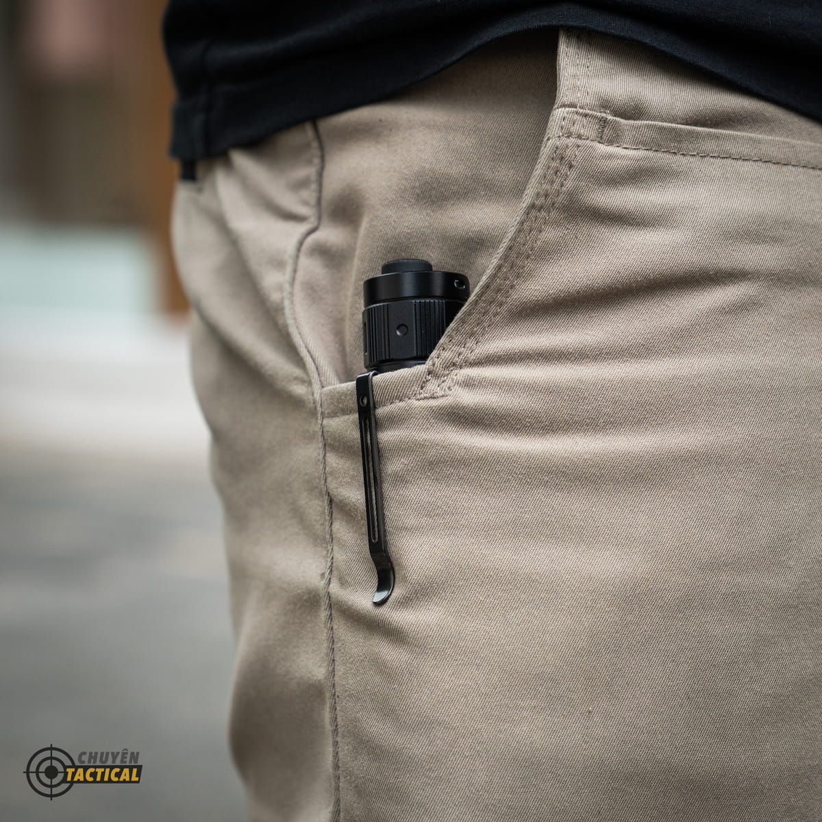 Bộ đôi đèn có kích thước thon gọn, nằm chắc chắn trong lòng bàn tay, vị trí công tắc điều khiển rất dễ dàng thao tác Bộ đôi đèn có kích thước thon gọn