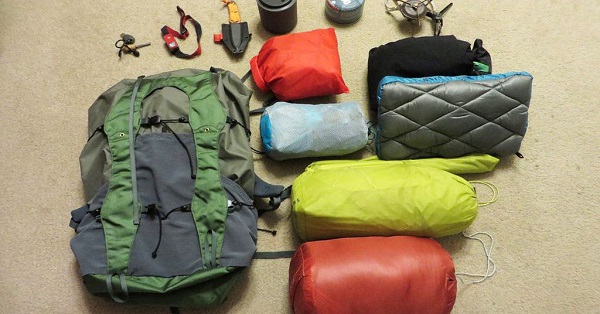 cách xếp quần áo gọn gàng vào balo