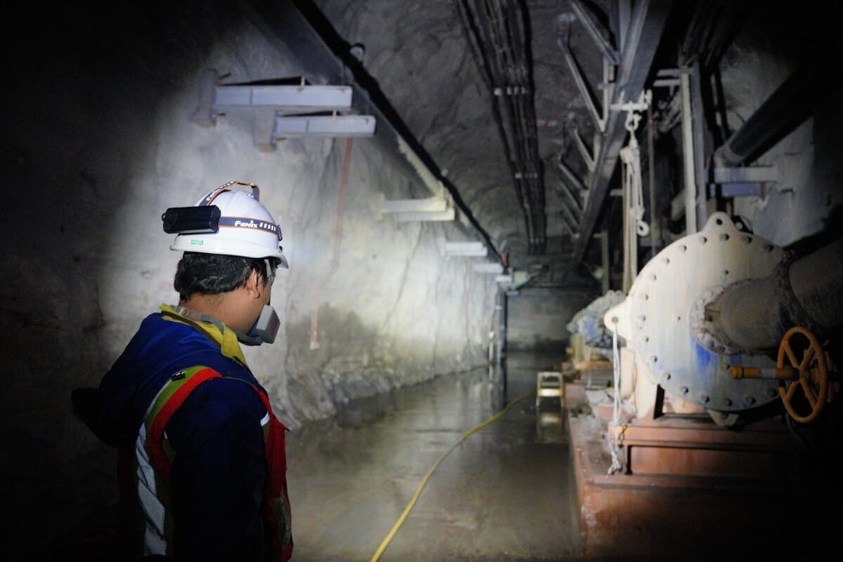 Đèn pin siêu sáng cao cấp là những chiếc đèn pin có độ sáng cao nhất đạt từ 4000 lumens hoặc tầm chiếu xa trên 1 kilomet và có thể hoạt động ở giới hạn cao nhất của nó trong thời gian dài Đèn pin siêu sáng cao cấp là những chiếc đèn pin có độ sáng cao nhất đạt từ 4000 lumens hoặc tầm chiếu xa trên 1 kilomet và có thể hoạt động ở giới hạn cao nhất của nó trong thời gian dài