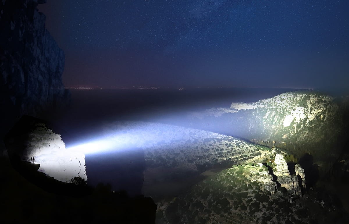 Ngoài công suất của bóng LED, tầm chiếu xa của một chiếc đèn pin được quyết định bởi cấu tạo và chất lượng của hệ thống quang học Ngoài công suất của bóng LED, tầm chiếu xa của một chiếc đèn pin được quyết định bởi cấu tạo và chất lượng của hệ thống quang học