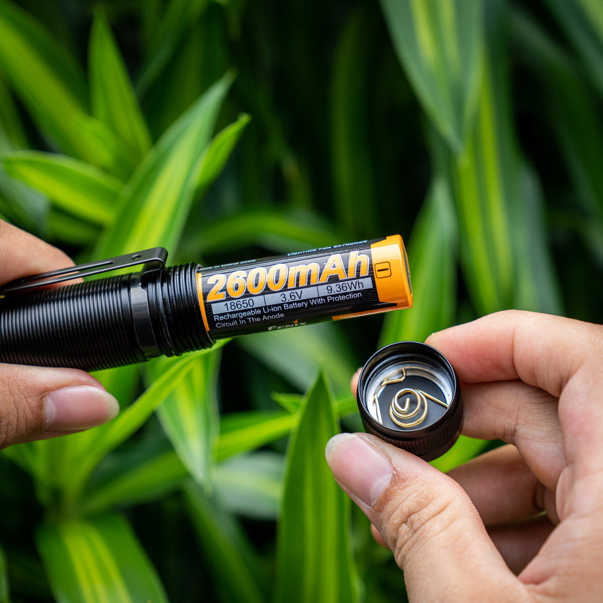 Đèn pin Fenix C6 V3.0 và Fenix C7 sử dụng chất liệu hợp kim nhôm hàng không A-6061-T6 Den pin cam tay Fenix c6 và c7