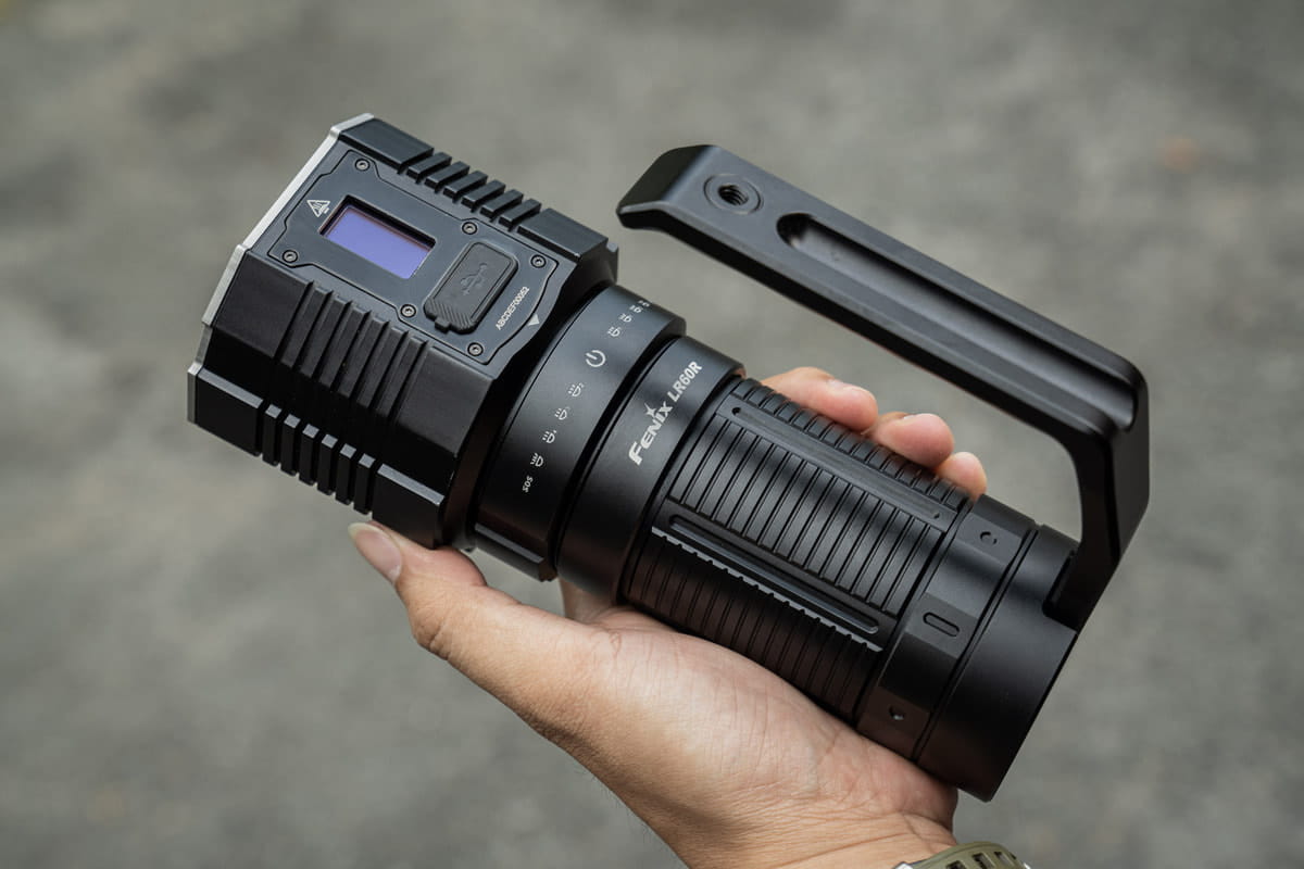 Fenix LR60R có mức sáng đạt đến 21000 lumens, cao hơn 3000 lumens so với chiếc Fenix LR80R Fenix LR60R có mức sáng đạt đến 21000 lumens, cao hơn 3000 lumens so với chiếc Fenix LR80R