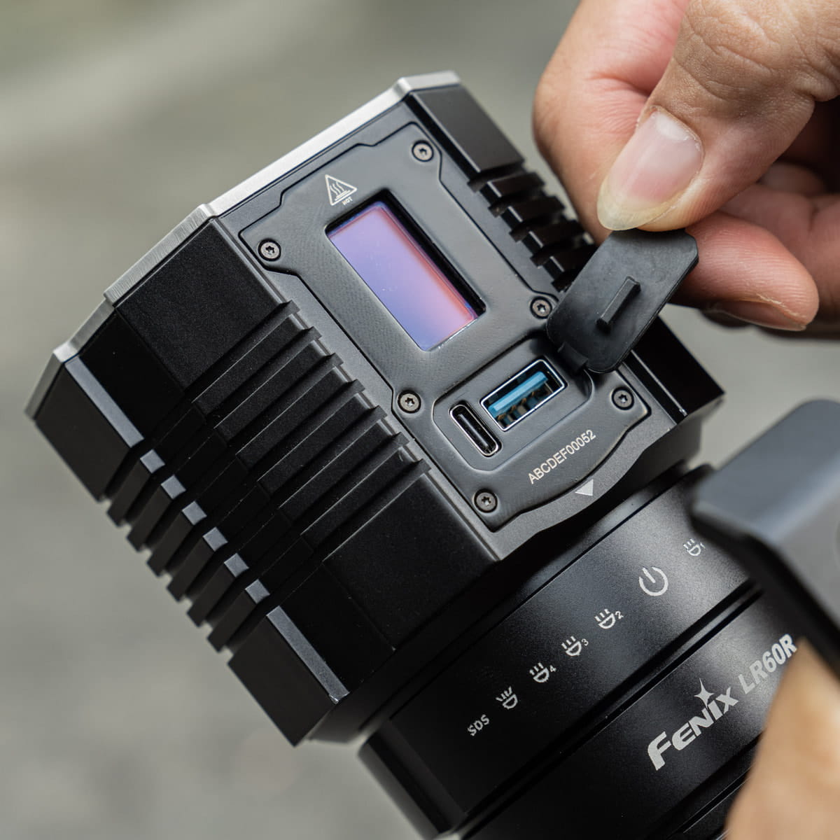 Vị trí sạc của đèn pin Fenix LR60R Vị trí sạc của đèn pin Fenix LR60R