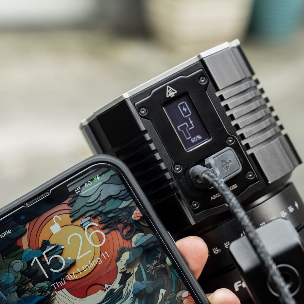 Đèn có thể sạc lại cho thiết bị điện tử khác thông qua cổng đầu ra USB A và chính cổng USB Type-C sạc đèn Đèn có thể sạc lại cho thiết bị điện tử khác thông qua cổng đầu ra USB A và chính cổng USB Type-C sạc đèn