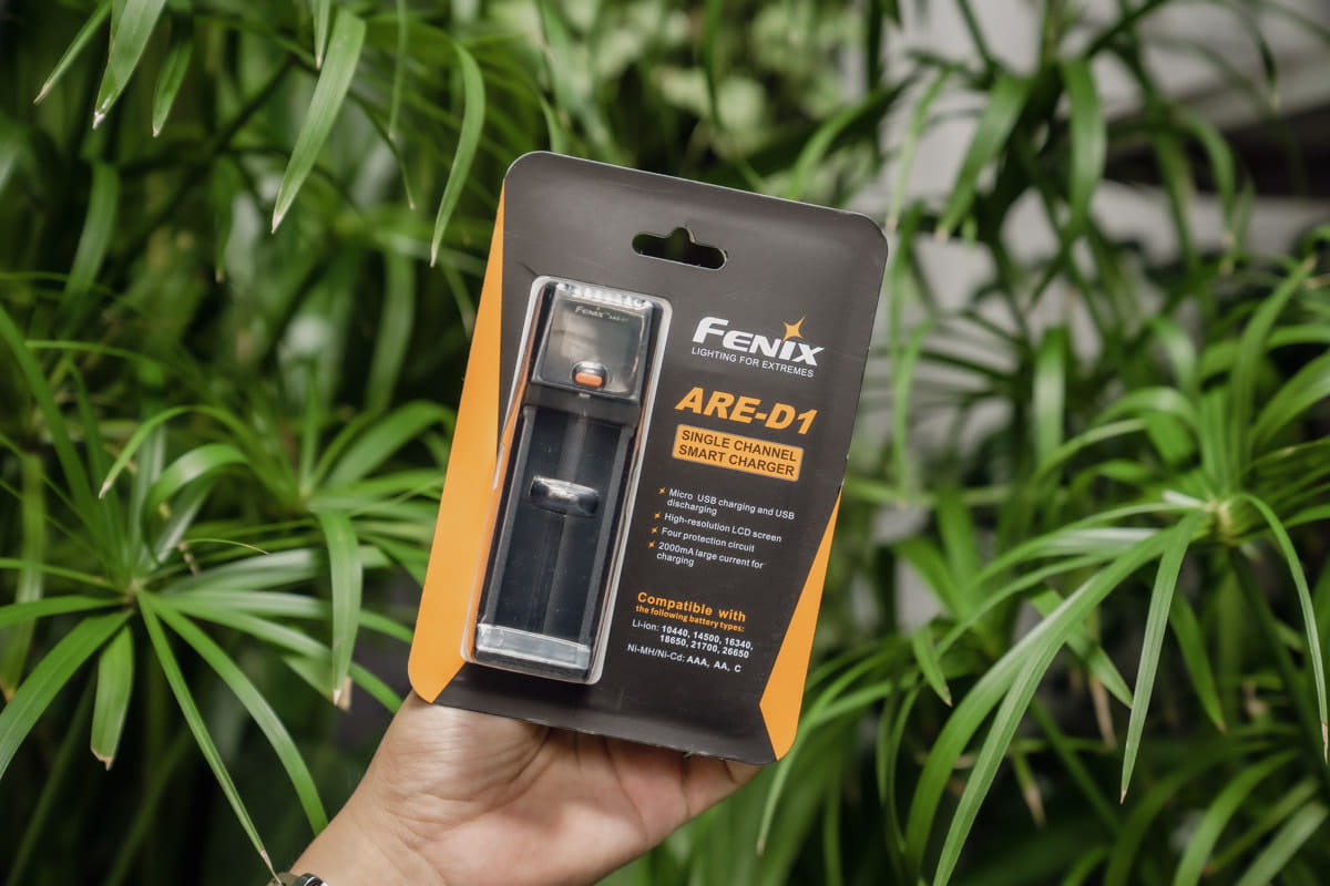 Fenix ARE-D1 trang bị cổng sạc Micro USB, tận dụng chung bộ cáp sạc đang dùng của Smartphone của bạn Fenix ARE-D1 trang bị cổng sạc Micro USB, tận dụng chung bộ cáp sạc đang dùng của Smartphone của bạn