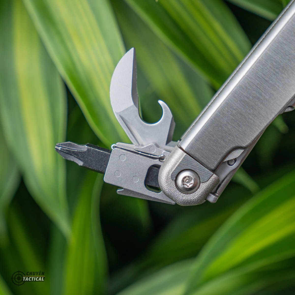 Có 21 chức năng bên trong, có nghĩa Surge đáp ứng gần như hoàn toàn các nhu cầu sử dụng cơ bản Chiec kim có 21 chuc nang ben trong