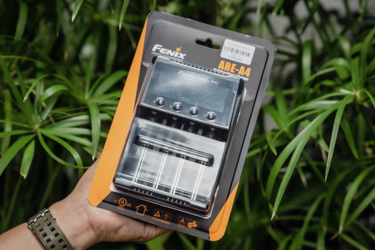 Fenix ARE-A4 là bộ sạc đa năng 4 kênh, tích hợp màn hình LCD hiển thị rõ tình trạng pin, trạng thái sạc/xả Fenix ARE-A4 là bộ sạc đa năng 4 kênh, tích hợp màn hình LCD hiển thị rõ tình trạng pin, trạng thái sạc/xả