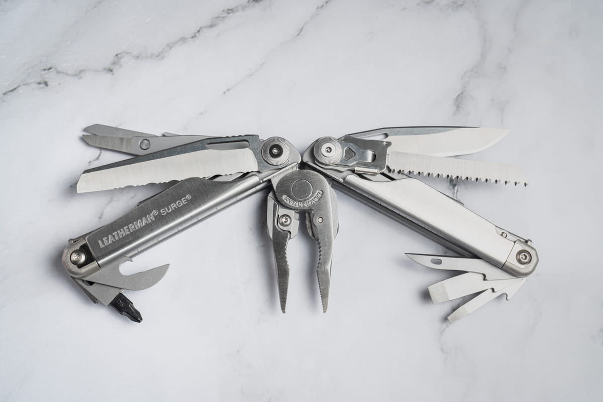 Leatherman Surge giống như một phiên bản phóng to của Leatherman Wave 2 và Leatherman Wave Plus Leatherman Surge