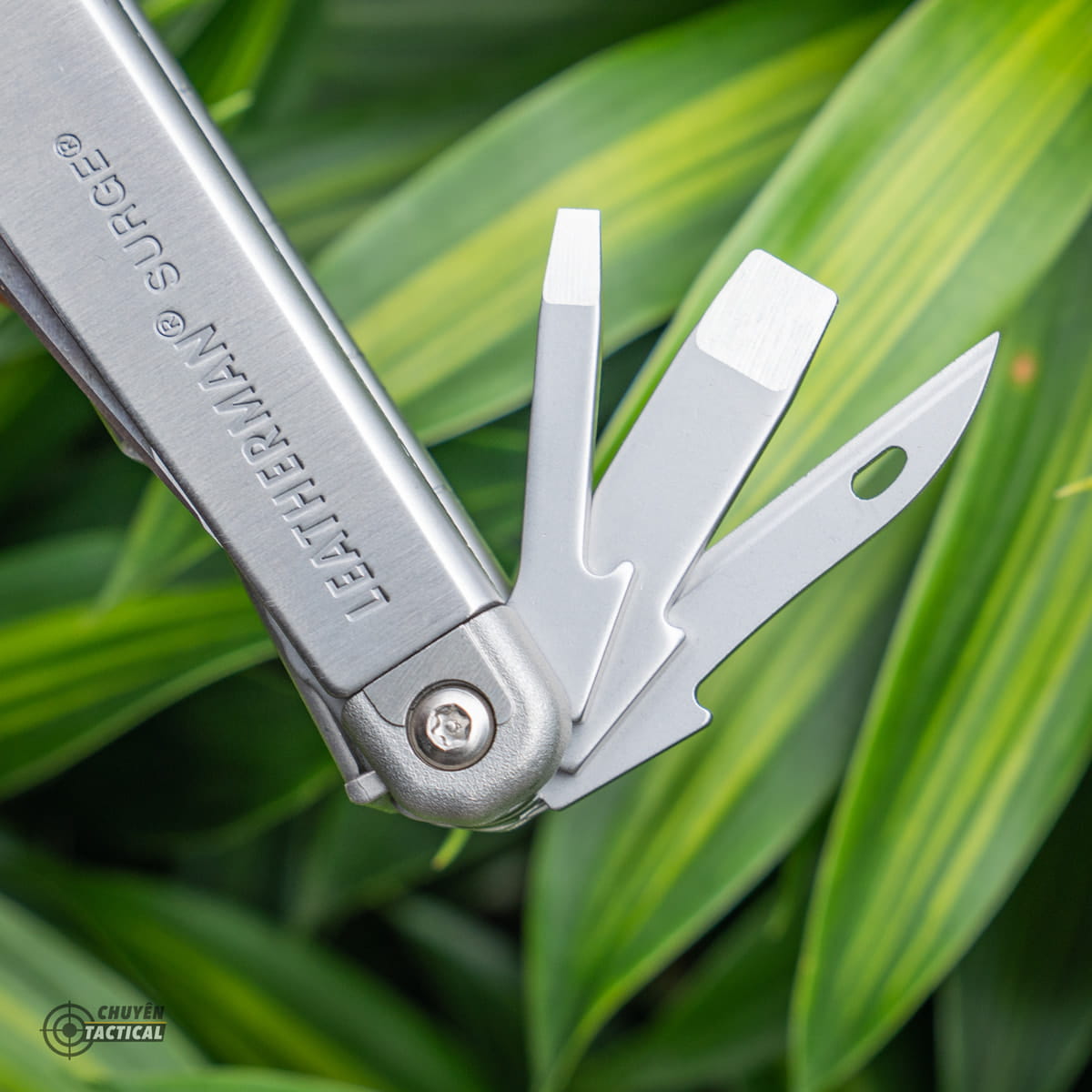 Với trọng lượng hơn 350gram, Leatherman Surge khó có thể bỏ túi Leatherman Surge khó có thể bỏ túi