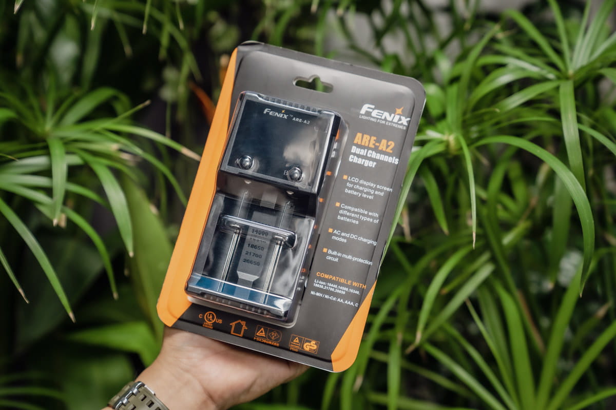 Fenix ARE-A2 là bộ sạc đa năng 2 kênh, tích hợp màn hình LCD hiển thị rõ tình trạng pin, trạng thái sạc/xả Fenix ARE-A2 là bộ sạc đa năng 2 kênh, tích hợp màn hình LCD hiển thị rõ tình trạng pin, trạng thái sạc/xả
