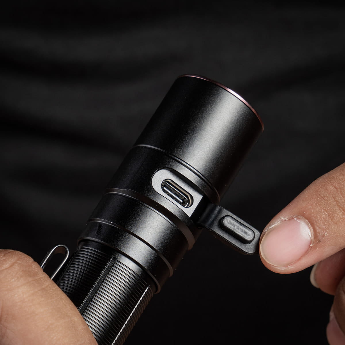 Cả hai dòng đèn pin đều có trang bị cổng sạc USB Type C Cả hai dòng đèn pin đều có trang bị cổng sạc USB Type C