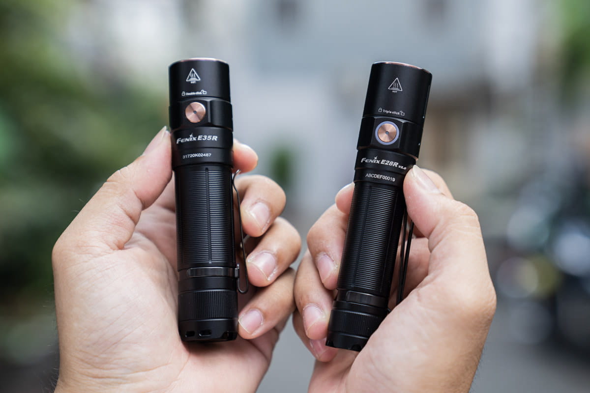 Chụp chung 2 chiếc đèn trên tay Chụp chung 2 chiếc đèn trên tay