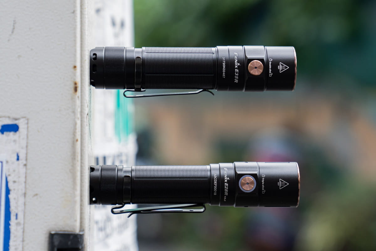 Đuôi đèn phẳng và tích hợp nam châm giúp đèn có thể tự đứng trên bề mặt phẳng hoặc đèn tự dính chặt lên bề mặt kim loại duoi den pin fenix e28r va fenix e35r