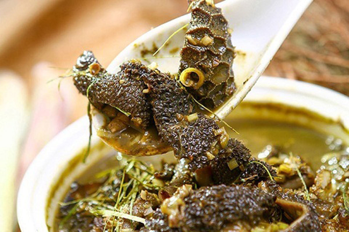 Linh hồn của món Nậm Pìa chính là chất dịch non trong nội tạng, món ăn có vị đắng thường được ăn cùng với rau chuối, bạc hà Nậm Pìa