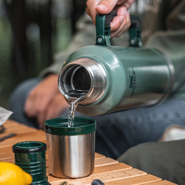 Nắp có thể sử dụng như một chiếc cốc giữ nhiệt là thiết kế đặc trưng của dòng này